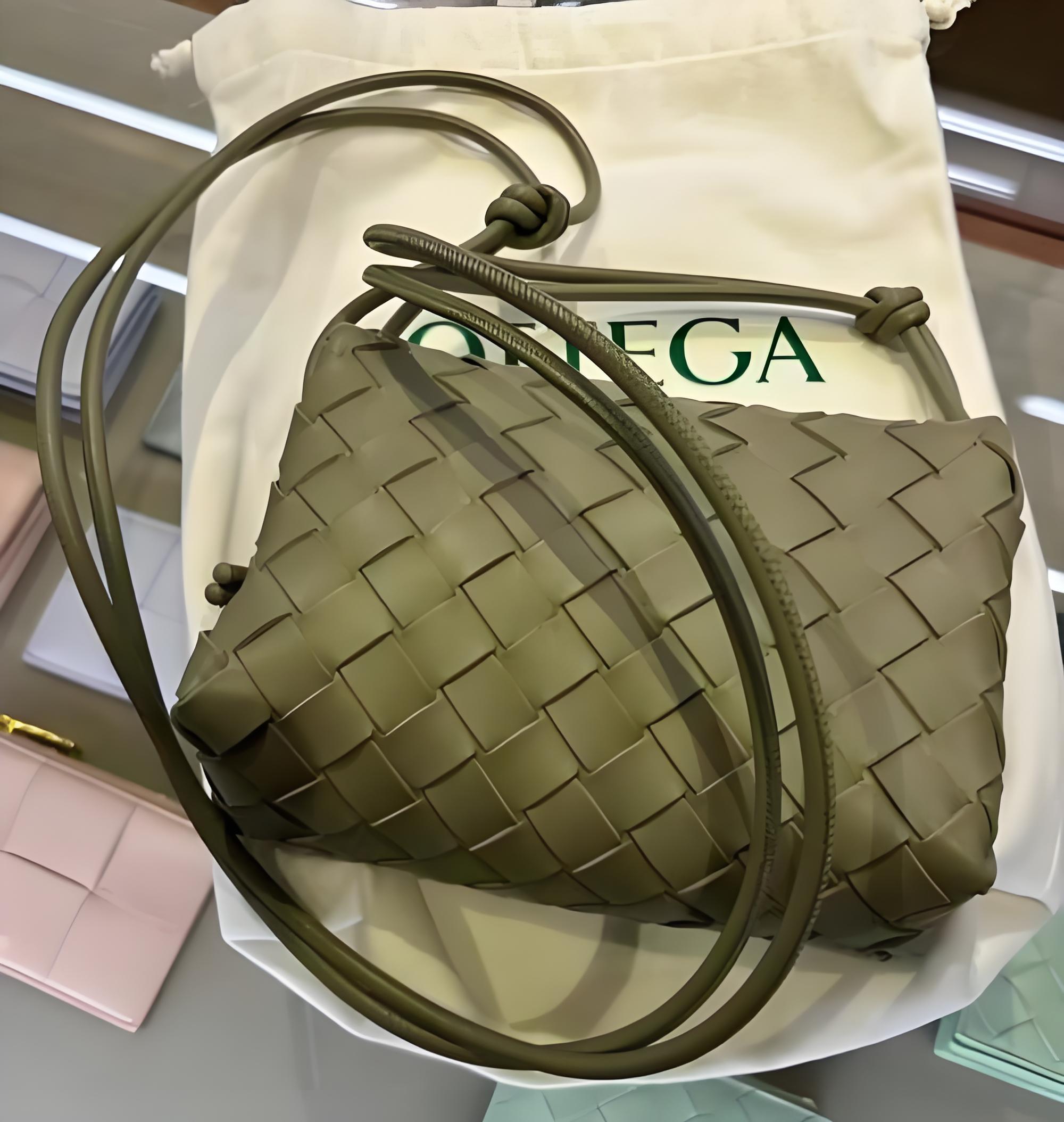 Premium woven synthetic leather for fashion handbags